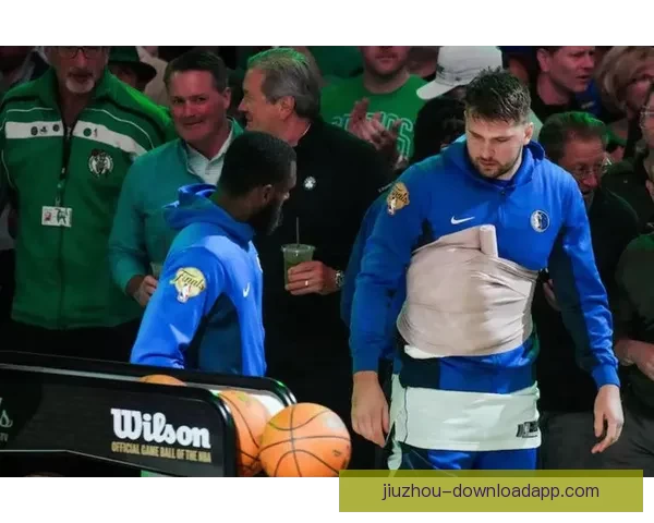 东契奇强势突破突发腿筋伤情离场治疗球队前景引关注