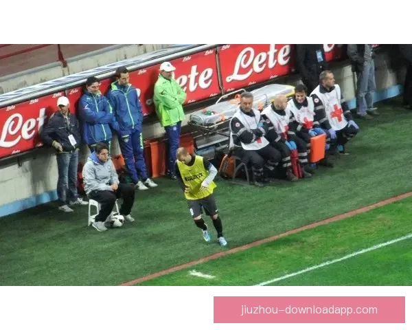 国米球迷看台拉横幅力挺巴斯托尼昂首前行兄弟并肩共渡风雨守护荣耀之路